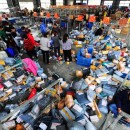 中国の宅配便集配センターがカオス過ぎて荷物の悲鳴が聞こえる【衝撃画像】